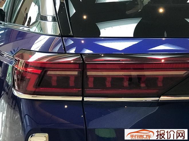 奔腾T系旗舰车型T99实车亮相 将于10月底上市