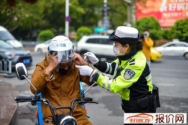 南京：7月1日起电动自行车驾乘人员必须戴头盔 违者最高罚50元
