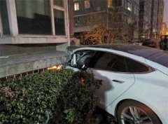 特斯拉安全危机再现：一辆Model S“失控”撞向居民楼