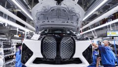 宝马纯电动旗舰SUV车型BMW iX在德国丁格芬工厂量产