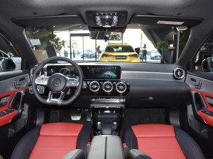 奔驰A级AMG售价39.51万起 欢迎试乘试驾
